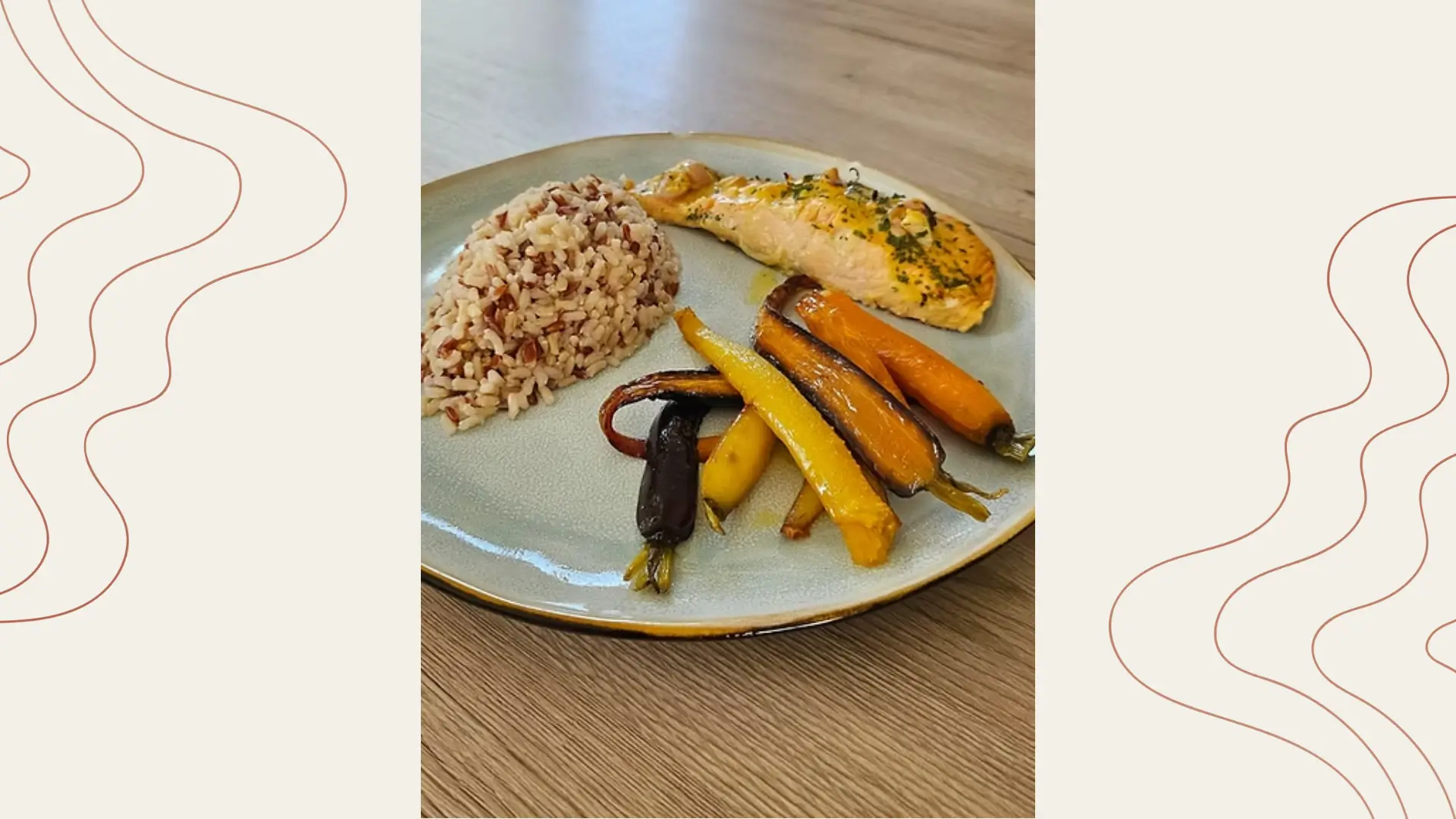 Saumon à la moutarde, carottes multicolores rôties et duo de riz de Camargue