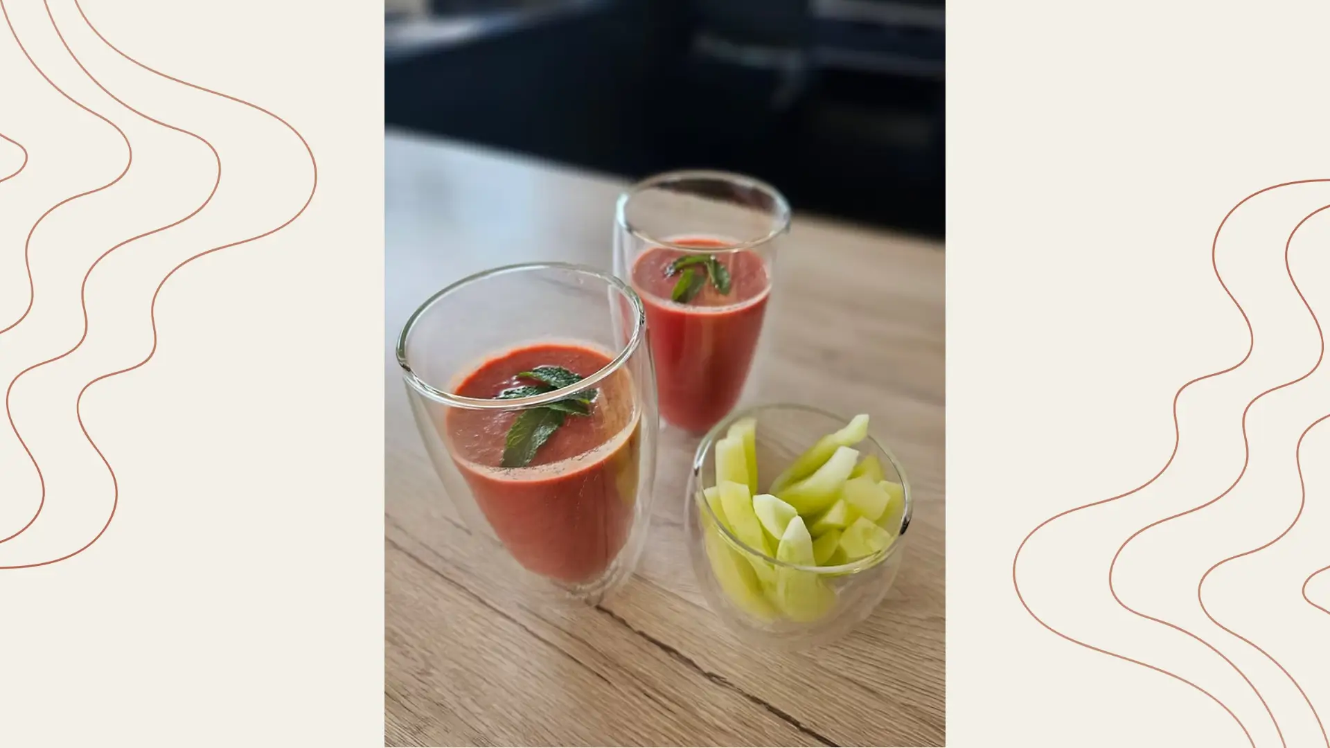 Soupe de betterave froide au fromage frais et menthe fraîche