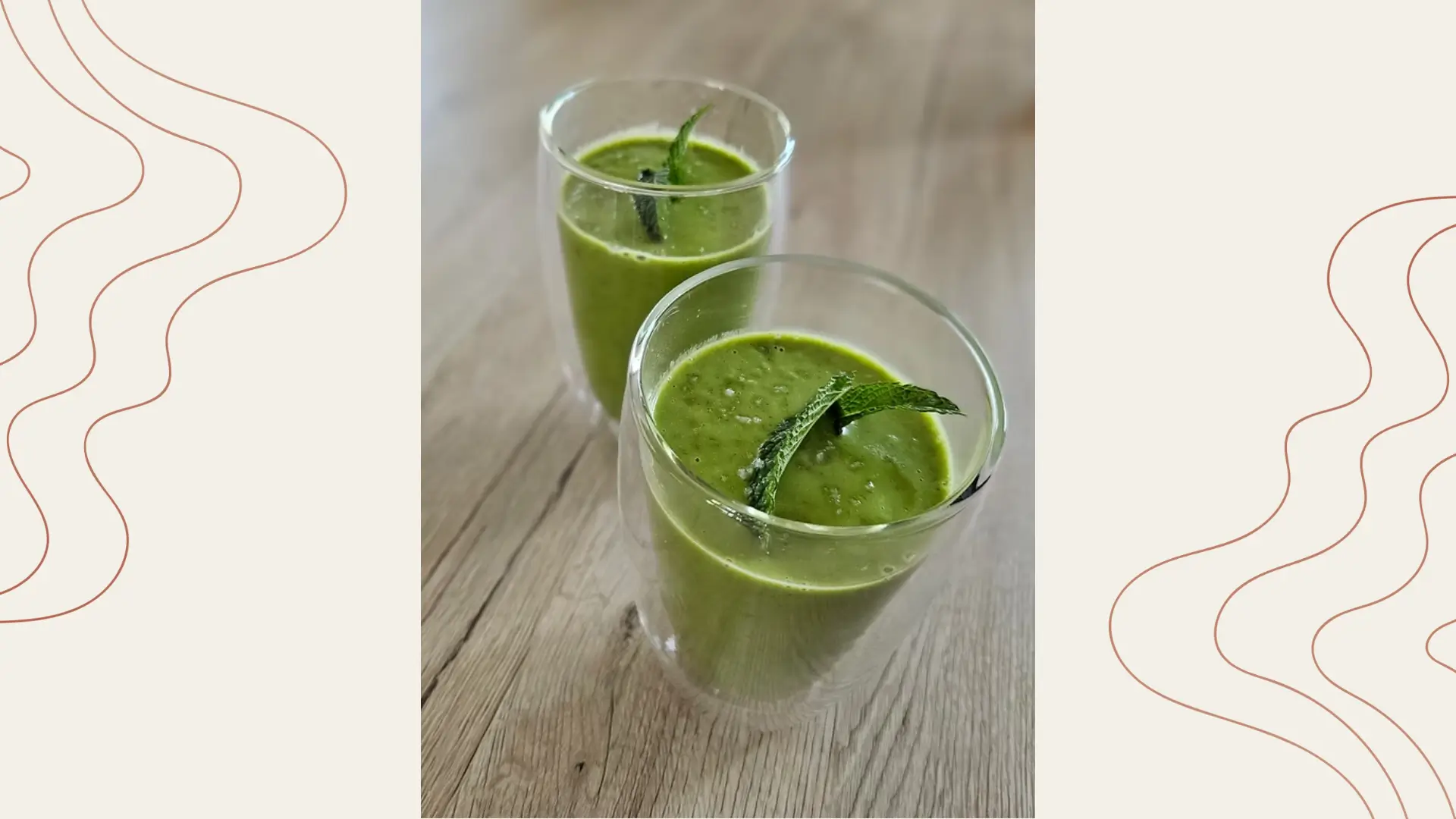 Soupe froide de petits pois, courgette, fromage frais à l'ail et aux fines herbes, menthe