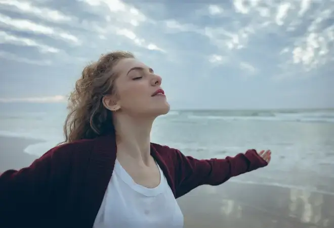 Jeune fille ressentant un bien-être global